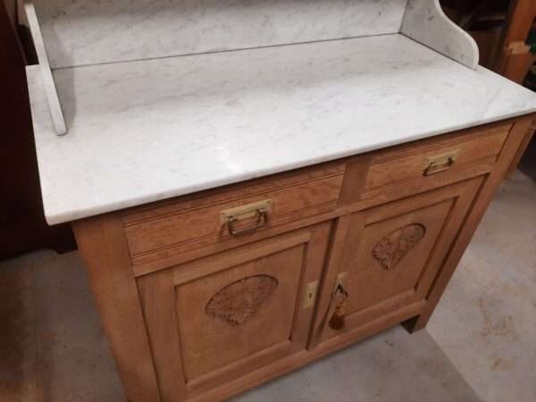 Buffet avec marbre blanc – Image 4